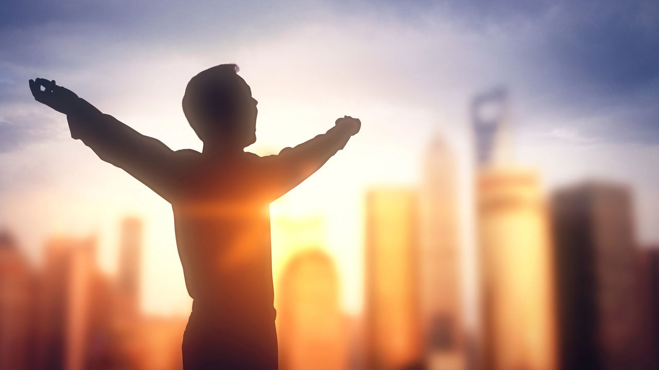 Pessoa feliz celebrando sucesso